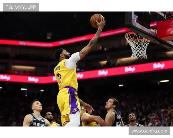 库兹马上半场手感冰冷仅得四分三板三助攻表现低迷难怪被贬为替补